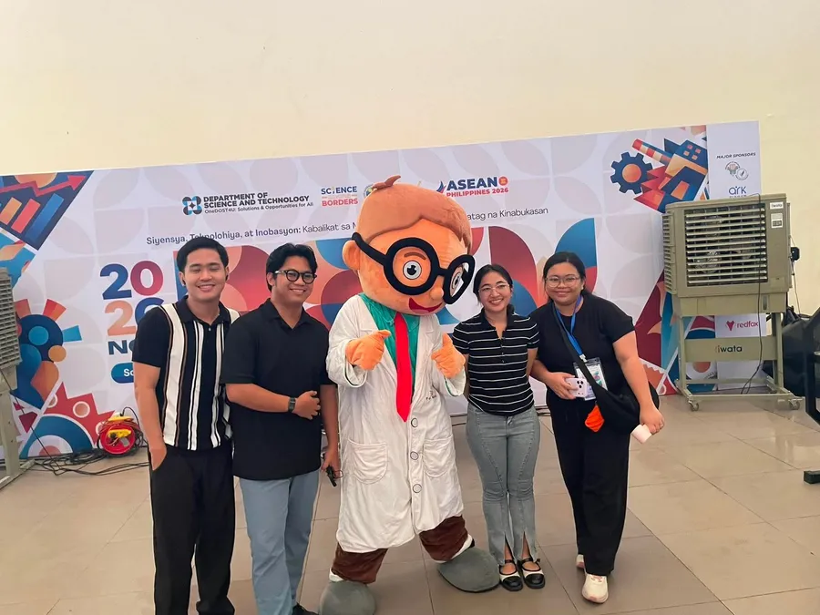 The WanderLab Scientist mascot with guests at the DOST-NCR RSTW 2026 backdrop