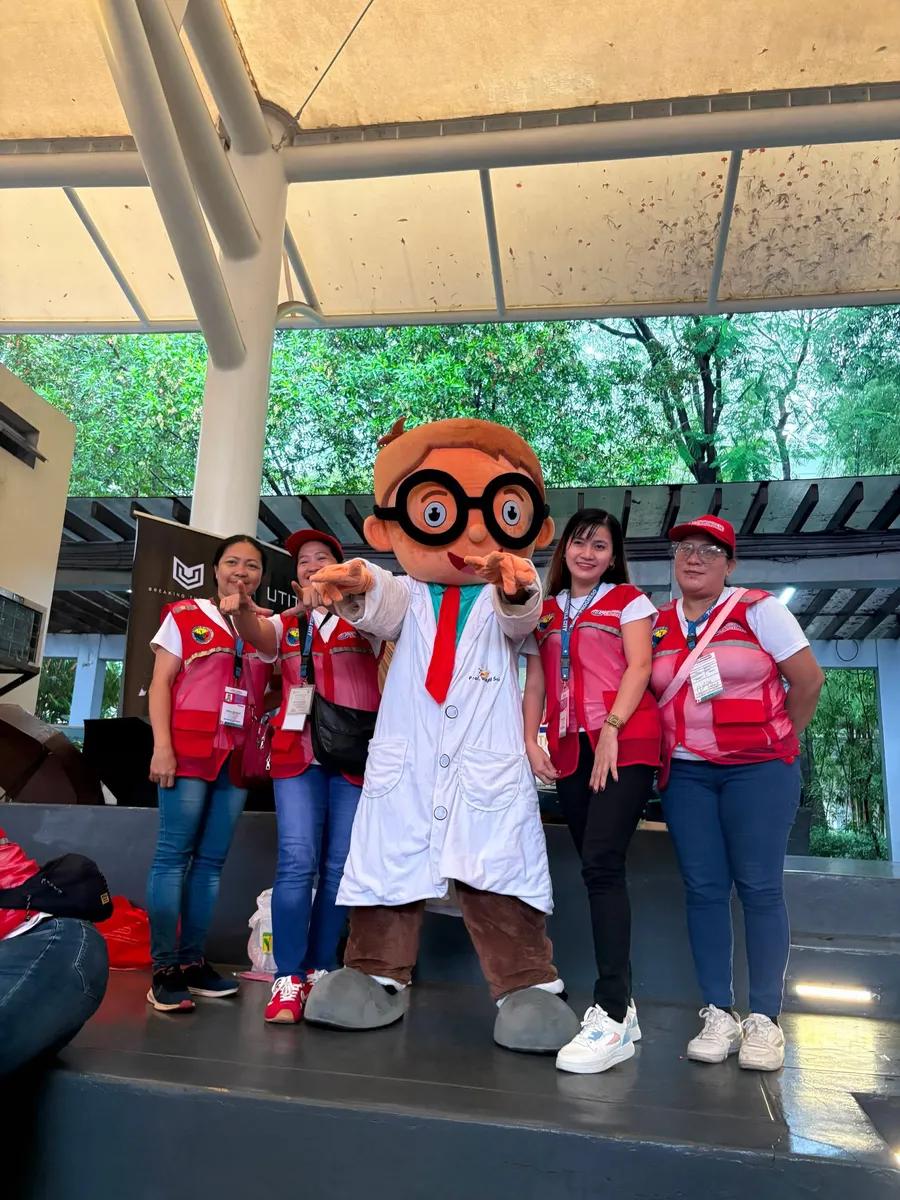 The WanderLab Scientist mascot with event volunteers